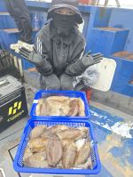 10/15일 갑오징어 조황 7분 소수인원 모시고 왕갑이 손맛보고 왔습니다 물힘이 약해 답답한 하루였네요 수고..