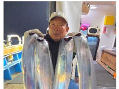 오늘 갈치 조황 입니다. 씨알좋은놈이 쭉쭉 올라 왔네요